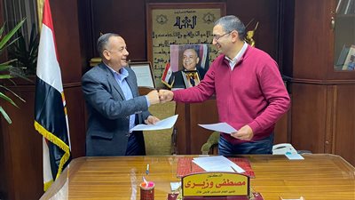 الآثار توقع اتفاقية تمديد معرض 