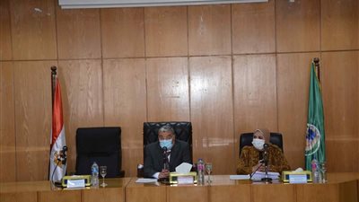 محافظ المنيا يسلم 102 مشروع مقدمة من 