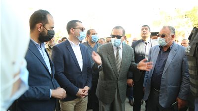 محافظ كفر الشيخ يطمئن على أسر قرية زوبع بعد تصدع عقارهم (صور) 