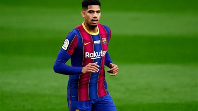 تعرف على المباريات التي سيغيب عنها أراخو مع برشلونة