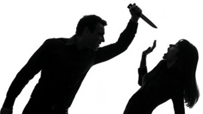 هدد بقتلها وتفجير المنزل.. تجديد حبس المتهم باحتجاز زوجته تحت تهديد السلاح لشكه في سلوكها بدمياط