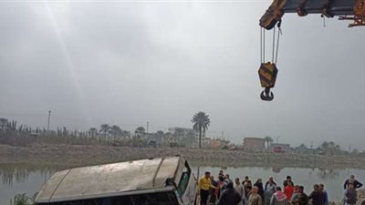 بعد إصابة 65 شخصًا في الحادث.. لحظة انتشال أتوبيس نقل العمال من ترعة الإسماعيلية (فيديو)