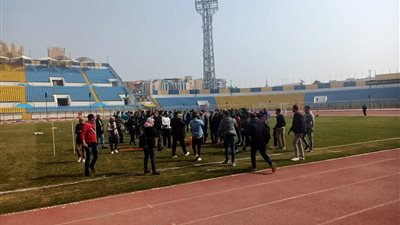 قبل مباراة الاتحاد السكندري.. محافظ الإسماعيلية يدعم الدراويش في مرانه الأخير