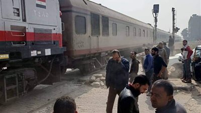 بسبب تعطل قطار.. منع مرور السيارات على مزلقان بقليوب وتزاحم شديد للسيارات (صور)