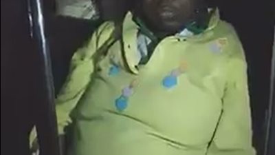 الأهالي يضبطون سيدة ويتهمونها بخطف طفل بالمطرية بسبب لون بشرتها (فيديو)