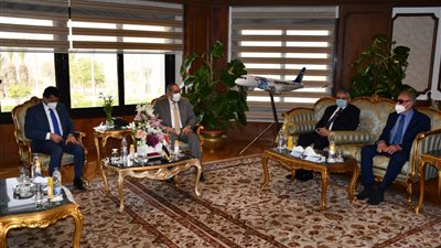 وزير الطيران المدني يستقبل وزير الشباب والرياضة ورئيس الاتحاد الدولي لكرة اليد