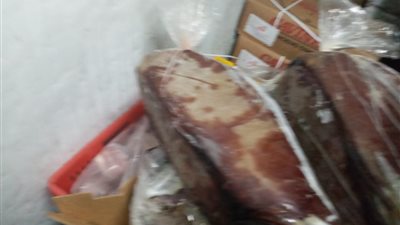 ضبط أغذية غير مطابقة للمواصفات داخل سوبر ماركت شهير بالمحلة