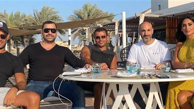 أول صورة من كواليس تصوير إعلان عمرو دياب مع إنجي كيوان