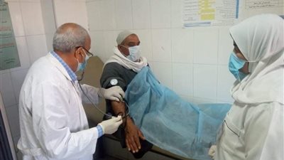 توقيع الكشف الطبي على 1600 مريض في قافلة طبية مجانية بقرية النبيرة بالبحيرة