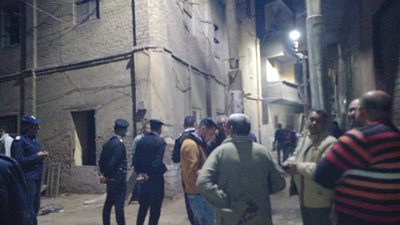 إخلاء منزلين آيلين للسقوط في قنا 