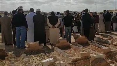 وصول جثمان علي حميدة لمثواه الأخير بمقابر العائلة