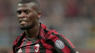 مباي نيانج مهاجم الأهلي الجديد يصل جدة