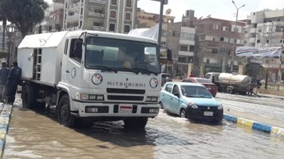 مليون جنيه.. مصادر تكشف حجم خسائر  كسر خط المياه الرئيسي بطريق 