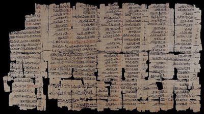 بردية ببريطانيا تكشف أول من كتب شعر الغزل (التفاصيل)