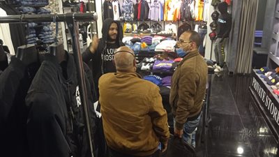 ضبط 35 حالة إشغال وغلق محال تجارية ومقاهٍ مخالفة لمواجهة كورونا بشرق الإسكندرية