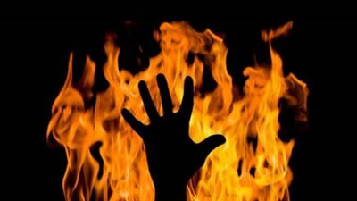 لمرورها بأزمة نفسية.. ربة منزل تشعل النيران في نفسها بسوهاج 