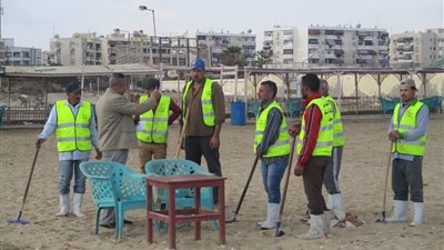 جهود مكثفة لاستعادة جمال شاطئ بورفؤاد (صور)