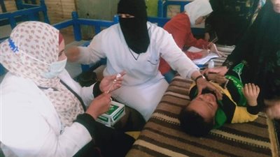 صحة أسوان تواصل حملة التطعيم ضد شلل الأطفال (صور)