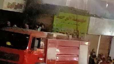 رئيس حى شرق شبرا يكشف أسباب حريق معرض المفروشات في بهتيم بعد السيطرة عليه