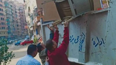 تعوق الطريق العام.. رئيس حى شرق شبرا : تحرير 14 محضر إشغال وإزالة الباعة الجائلين (صور) 