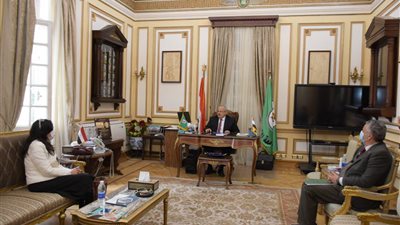 تزويد كلية الآداب بجامعة القاهرة بـ1000 تابلت لاستخدامها بالامتحانات 