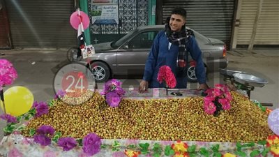 في عيد الحب.. بائع نبق يتنازل عن مكسبه تضامنا مع العشاق بقنا