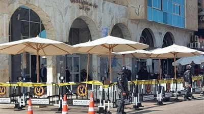 إجراءات أمنية مشددة في اليوم الأول لتحرير تنازلات البطاقات الاستيرادية بالغرفة التجارية ببورسعيد (صور)