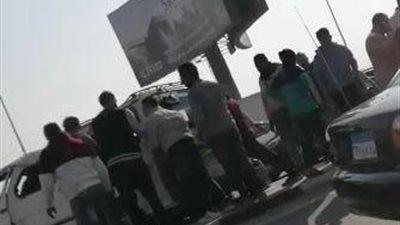 انقلاب سيارة ميكروباص وإصابة عدد من الأشخاص بمحيط مطار القاهرة (فيديو)