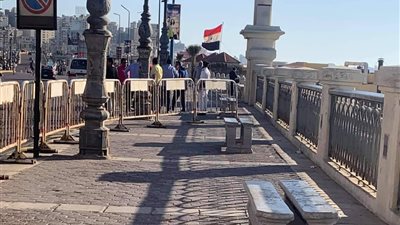 الإسكندرية.. حواجز حديدية بكوبري ستانلي لمنع التجمعات احتفالًا بعيد الحب (صور)