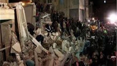 إصابة رجل إطفاء وطفل أثناء استخراج الضحايا من أسفل عقار روض الفرج المنهار