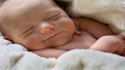 ترك إنسانيته من أجل المال.. طبيبٌ يعرض مولودًا للبيع بعد عجز والديه عن دفع تكاليف الولادة