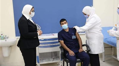 أول ممرض يحصل على لقاح كورونا يعلق بعد تلقيه الجرعة الثانية