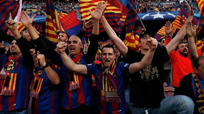 على طريقة شمال إفريقيا.. جماهير برشلونة تشعل النيران بجوار فندق إقامة لاعبي باريس سان جيرمان (فيديو)