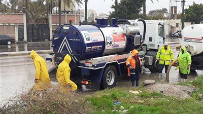 أمطار متوسطة بالإسكندرية.. والصرف الصحي يزيل تجمعات المياه (صور)