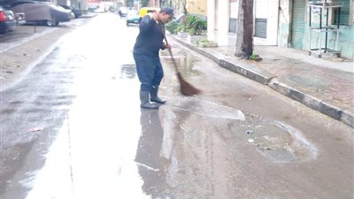 عمال نهضة مصر للنظافة يشاركون في كسح مياه الأمطار بالإسكندرية (صور)