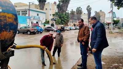 محافظ كفر الشيخ يتابع رفع مياه الأمطار بمدن وقرى المحافظة (صور) 