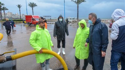 محافظ الإسكندرية: الأمطار فاقت الطاقة الاستيعابية لمطابق الصرف الصحي (صور)