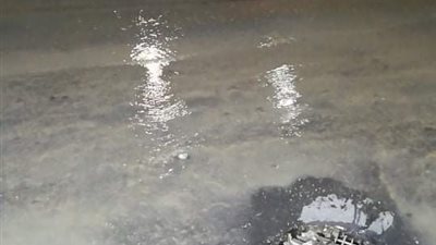 بعد إصلاح كسر الخط الرئيسي.. تسريب جديد بماسورة مياه بوسط الأقصر (صور)