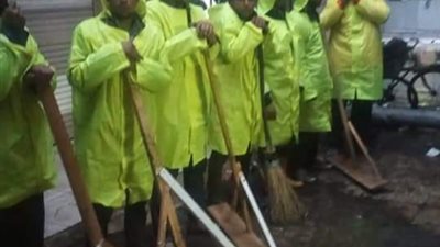 حي الشرق ببورسعيد يكسح تجمعات المياه بـ