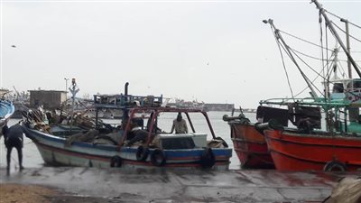 غرق صياد بميناء بورسعيد بسبب سوء أحوال الطقس وانتشال جثته والبحث عن 4 آخرين