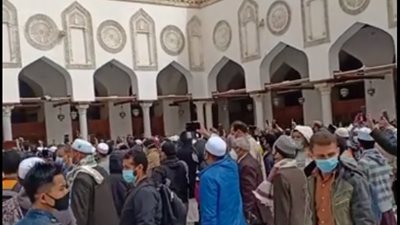 المئات يشيعيون جثمان الشيخ أحمد طه الريان من جامع الأزهر  (فيديو)