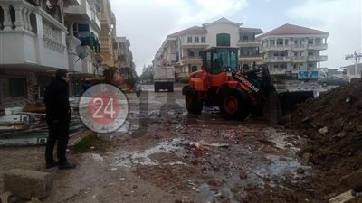 سواتر رملية لمنع وصول موج البحر لشوارع رأس البر (صور)