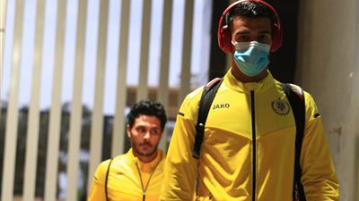 لاعبو الإسماعيلي يؤدون صلاة المغرب قبل مواجهة الزمالك (صورة)