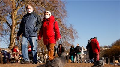 بريطانيا توافق على تجارب لإصابة الاشخاص عمدًا بكورونا