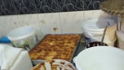 صرف صحي بجوار الإنتاج.. كواليس غلق مصنع حلويات وإعدام أكثر من طن أغذية غير صالحة للاستهلاك الآدمي بالشرقية (صور)