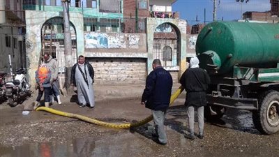 برك طينية وتراكمات بمحطة القطار.. الدفع بمعدات لكسح مياه الأمطار من شوارع وميادين الشرقية (صور)