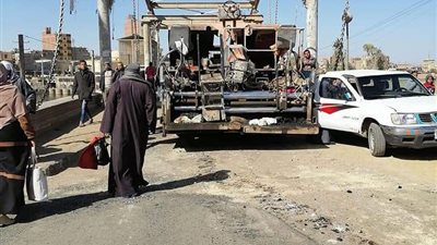 حملة مكبرة لإزالة الإشغالات والباعة الجائلين والتكاتك من قناطر ديروط بأسيوط (صور)