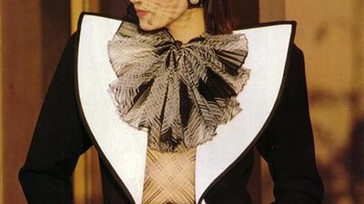 موضة الثمانينيات تعود.. الجاكيت ذات الياقة الكبيرة أحدث إطلالات شتاء 2021