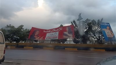 سقوط أعمدة إنارة ولوحات إعلانية بكورنيش الإسكندرية في ثالث أيام نوة 