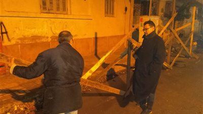 بسبب الطقس السيئ.. انهيار شرفة عقار بالإسكندرية دون إصابات (صورة)
